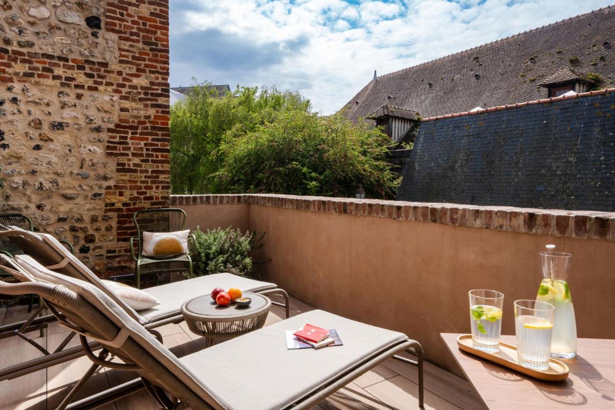 Balcon ou terrasse dans l'établissement L'INVITATION AU VOYAGE - Hôtel & Spa