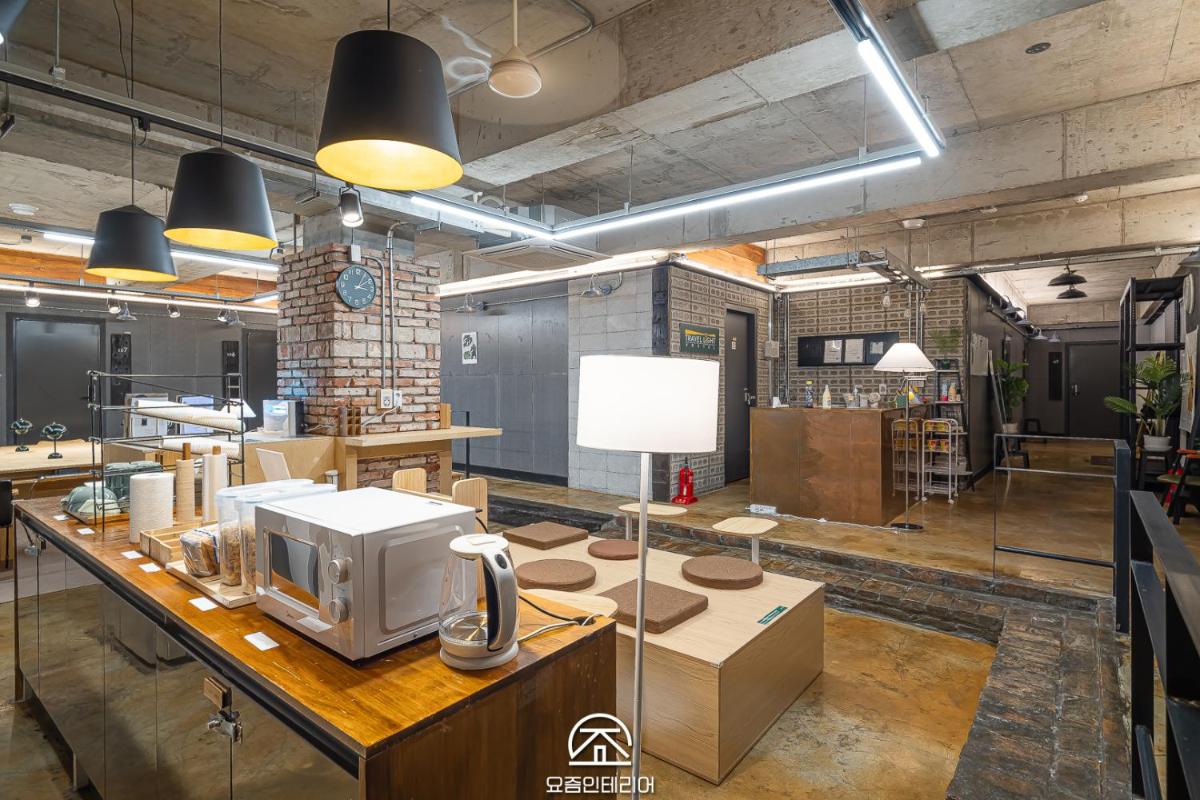 Travel Light Hostel - Housity