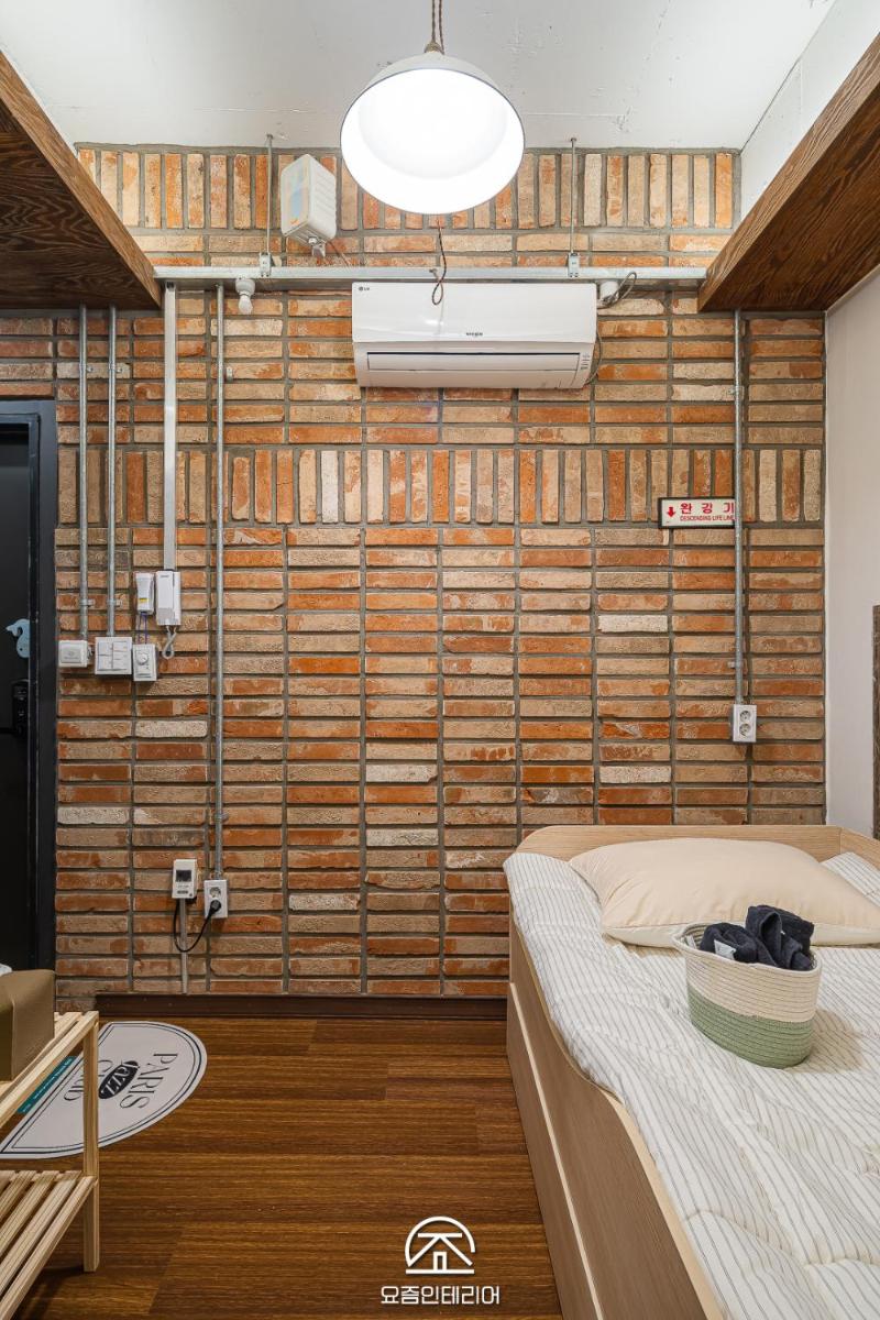 Travel Light Hostel - Housity