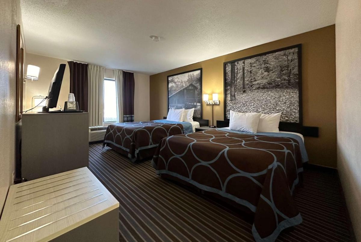 Super 8 by Wyndham Columbia Clark Lane - Housity