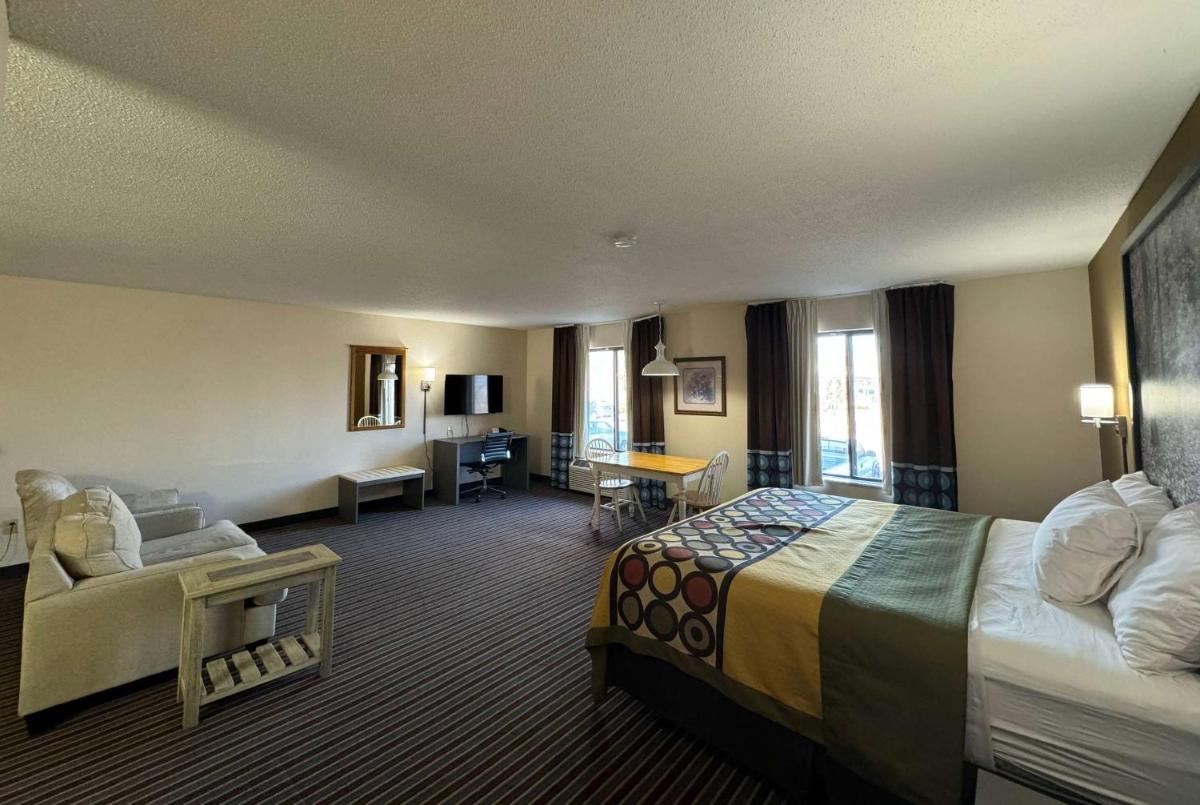 Super 8 by Wyndham Columbia Clark Lane - Housity