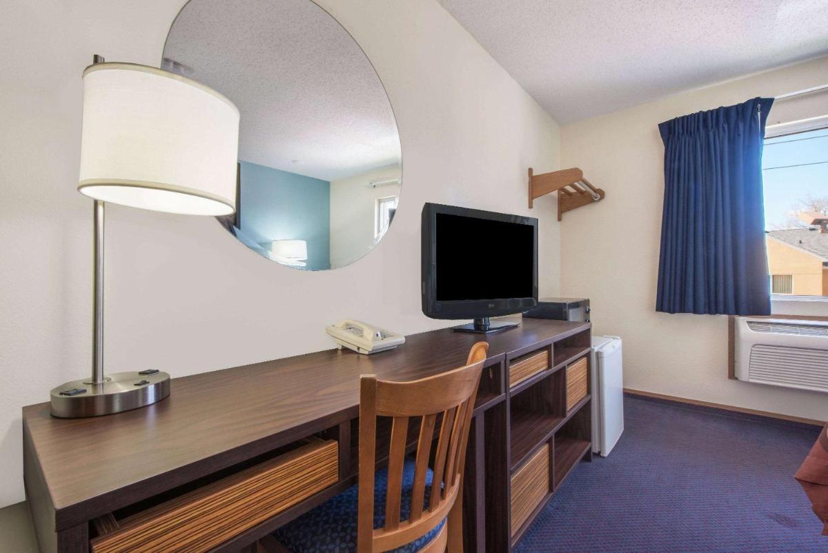 Super 8 by Wyndham College Station - Housity