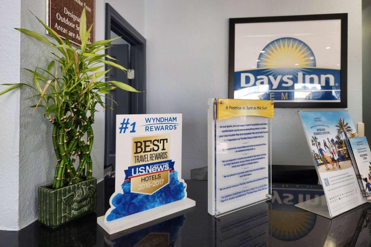 Days Inn by Wyndham Kemah - Housity