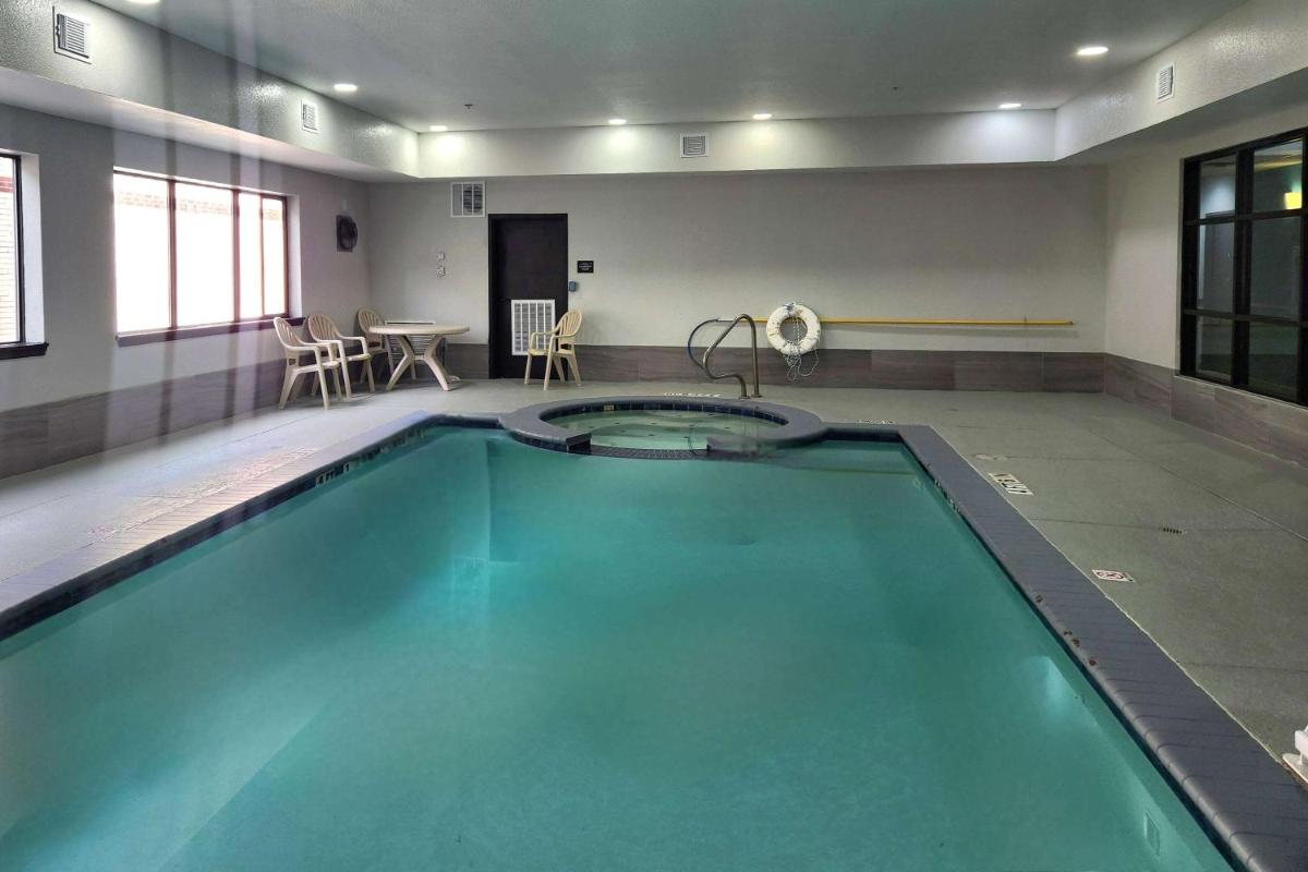 Days Inn by Wyndham Kemah - Housity