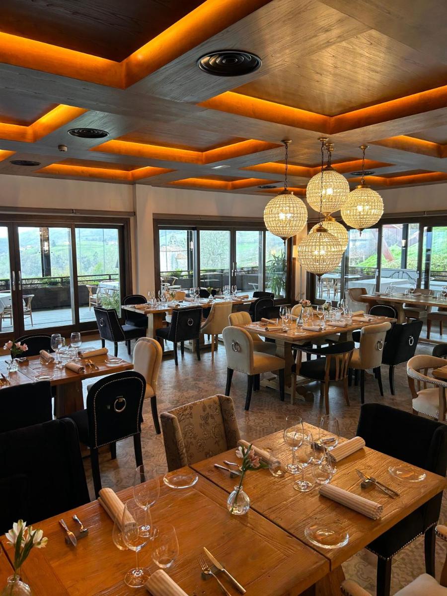 Un restaurante o sitio para comer en Puebloastur Eco Resort Hotel & Spa