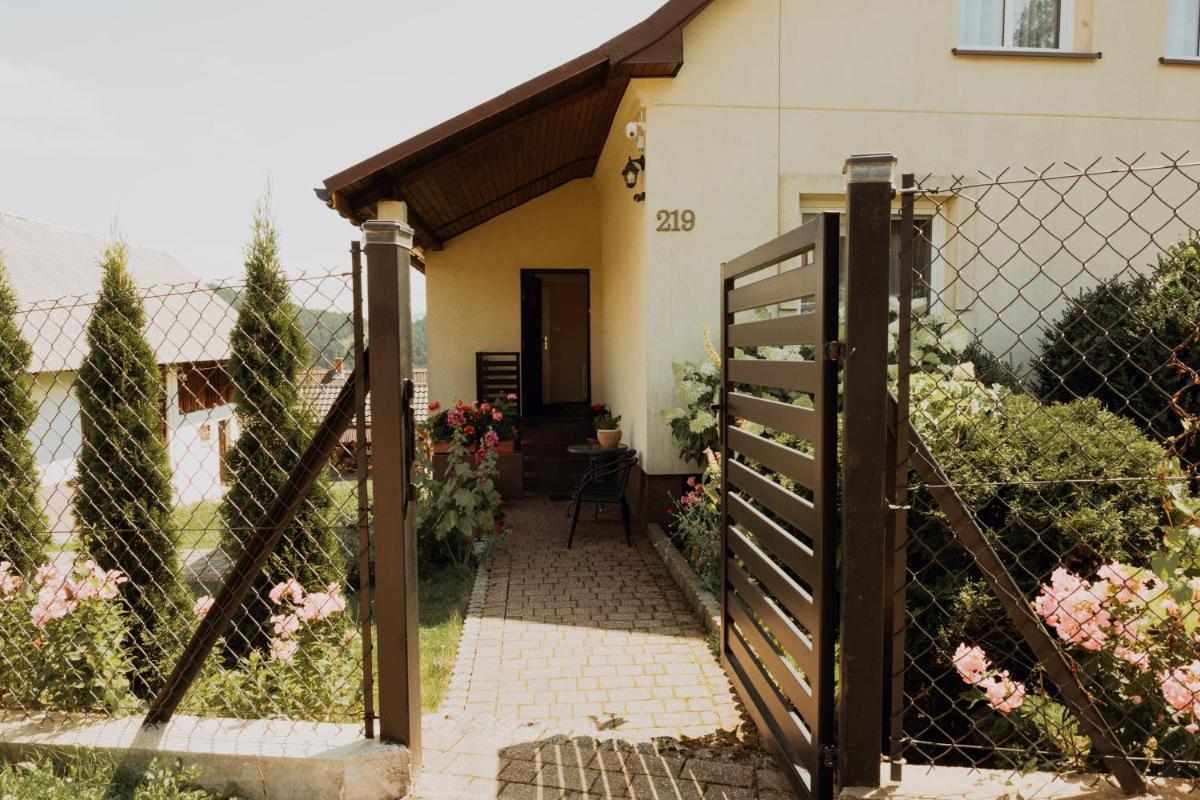Noclegi na Wzgórzu Sopotnia Wielka - Housity