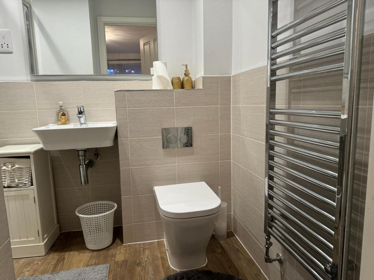 Moy Green Drive Westvale Park 10 minutes from Gatwick - Housity