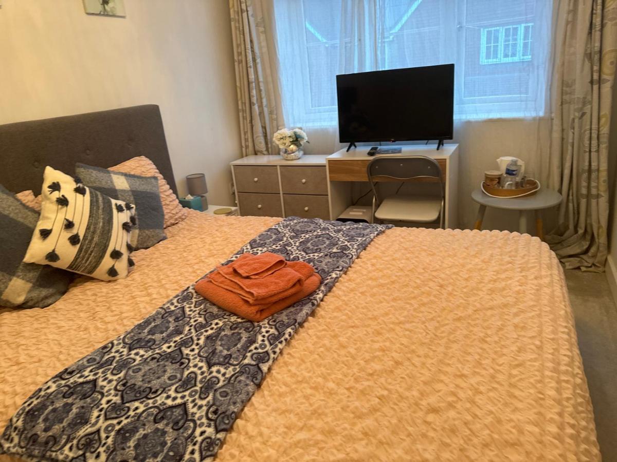 Moy Green Drive Westvale Park 10 minutes from Gatwick - Housity