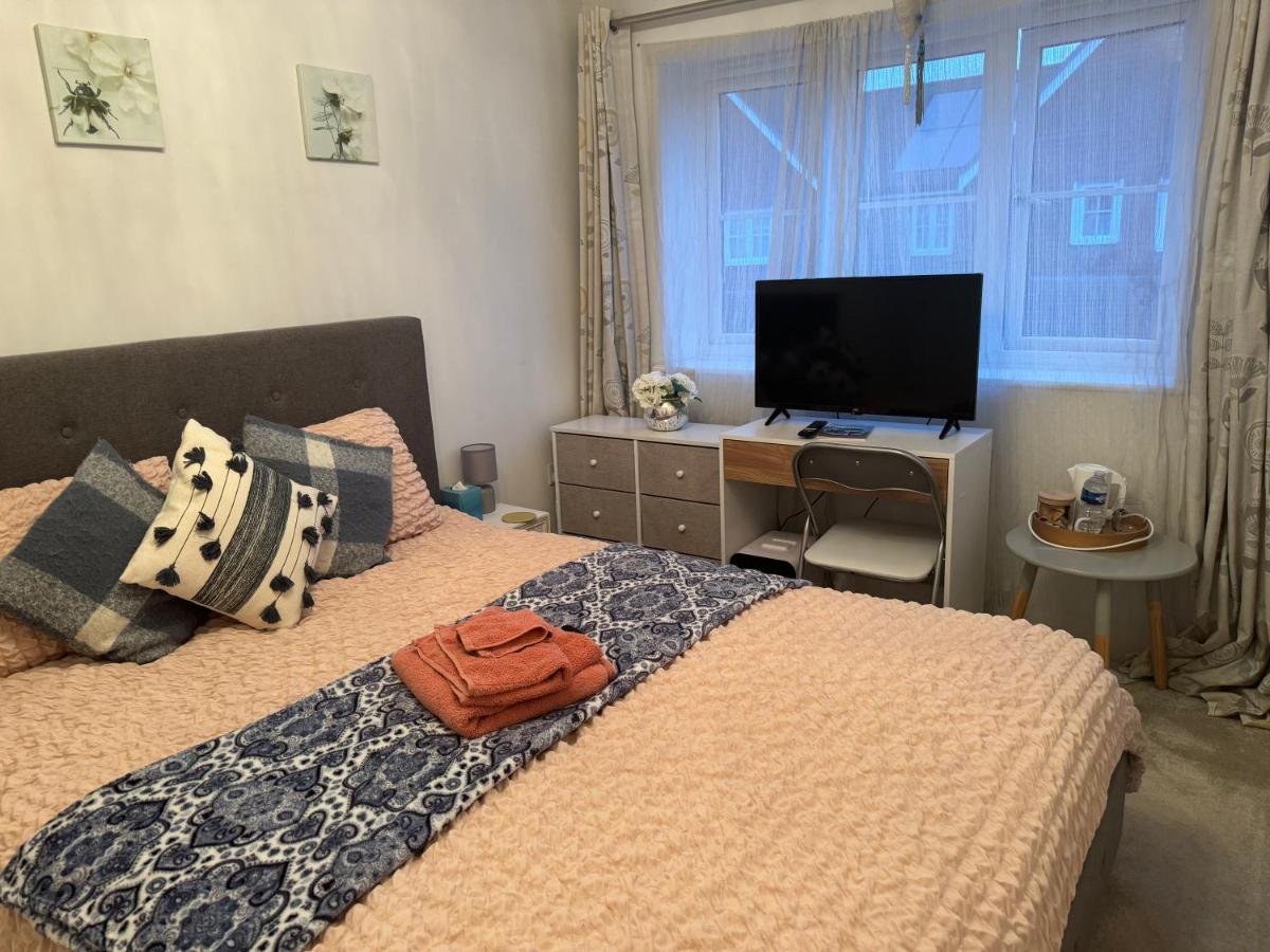 Moy Green Drive Westvale Park 10 minutes from Gatwick - Housity