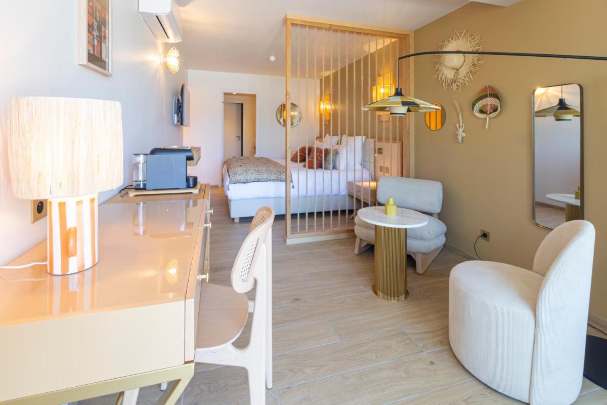 une pièce avec un salon et une chambre dans l'établissement Hotel Riva Beach, à Porto-Vecchio