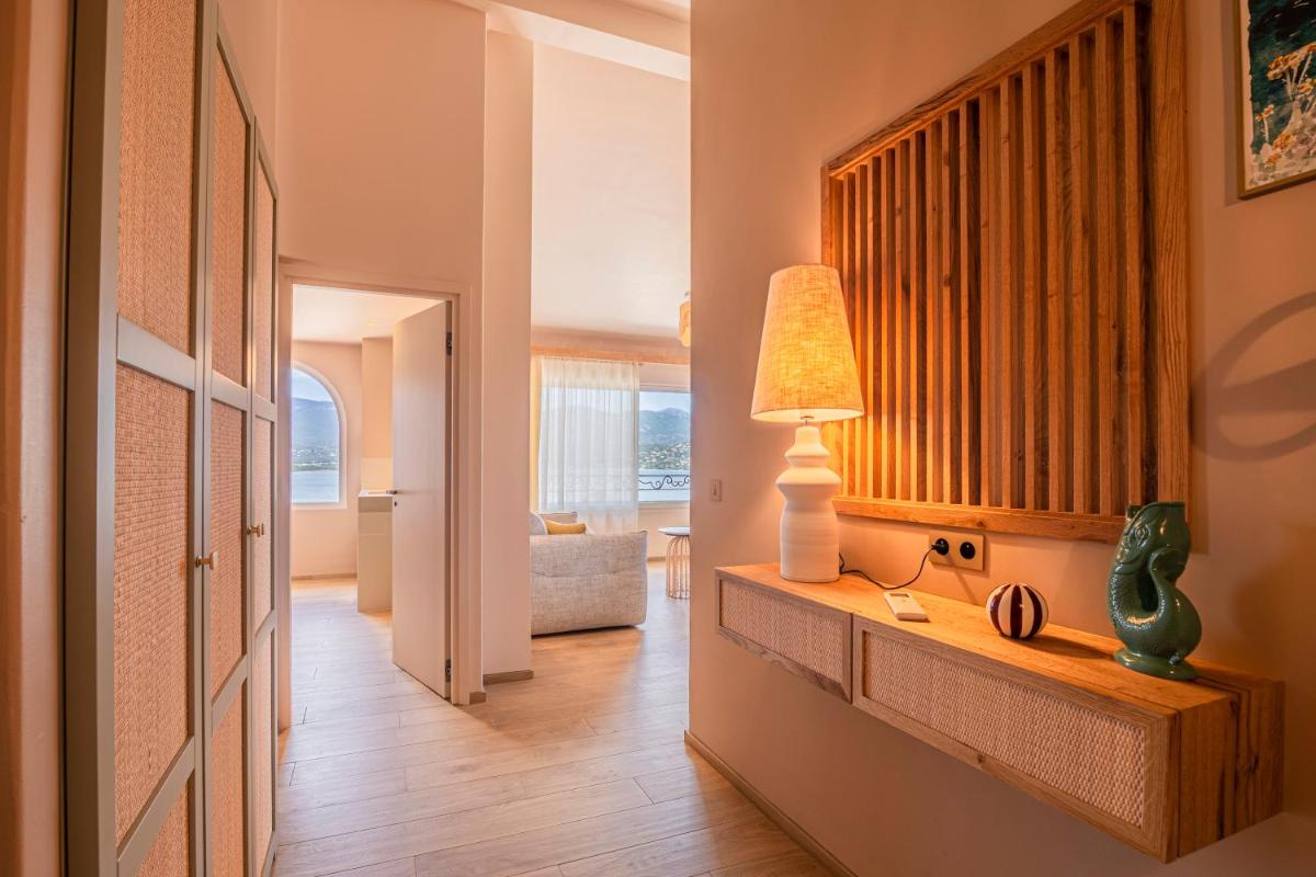 un couloir donnant sur un salon avec une lampe sur une table dans l'établissement Hotel Riva Beach, à Porto-Vecchio