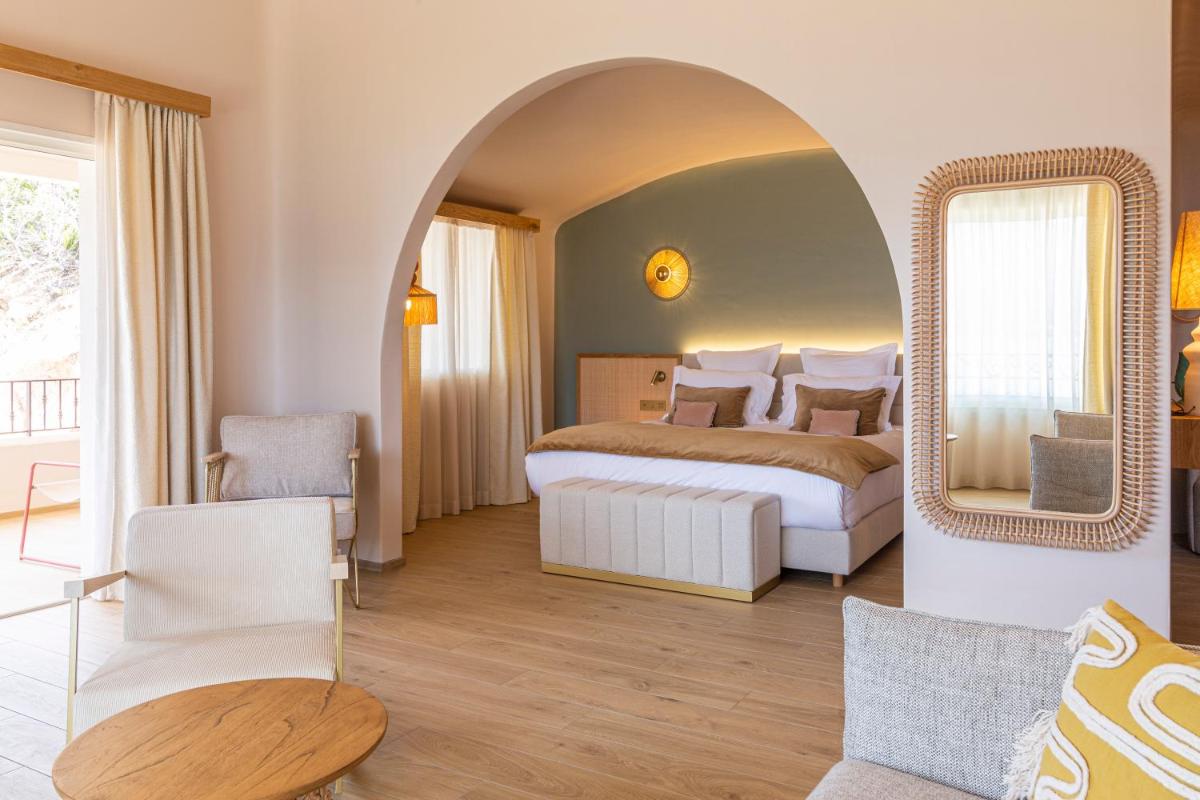 une chambre avec un lit et un miroir dans l'établissement Hotel Riva Beach, à Porto-Vecchio 155 autres photos