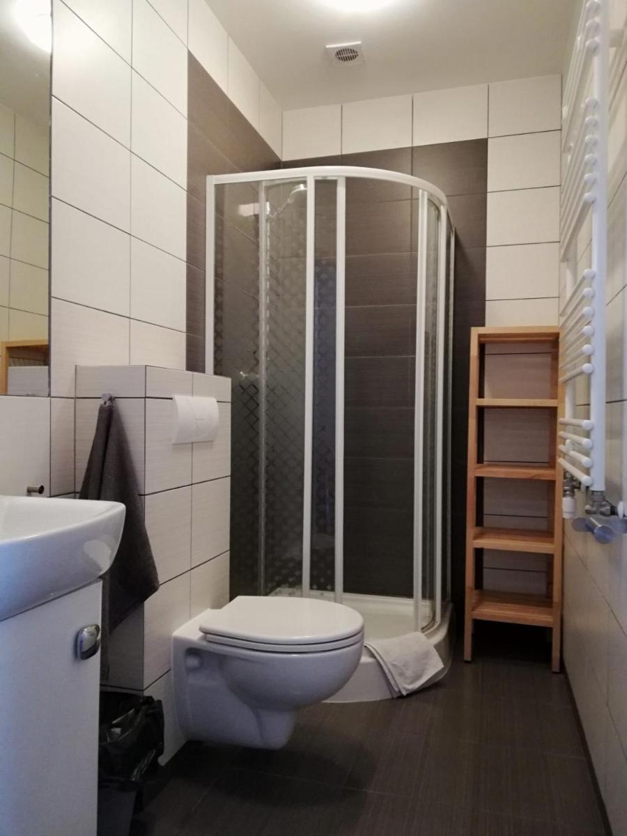 Folwark Na Półwyspie - Housity