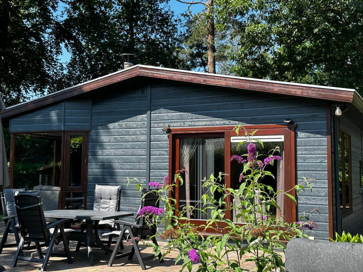 Dubbele chalet op recreatiepark Topparken op de Veluwe in Beekbergen met grote vrije tuin en eigen parkeerplaats - Housity