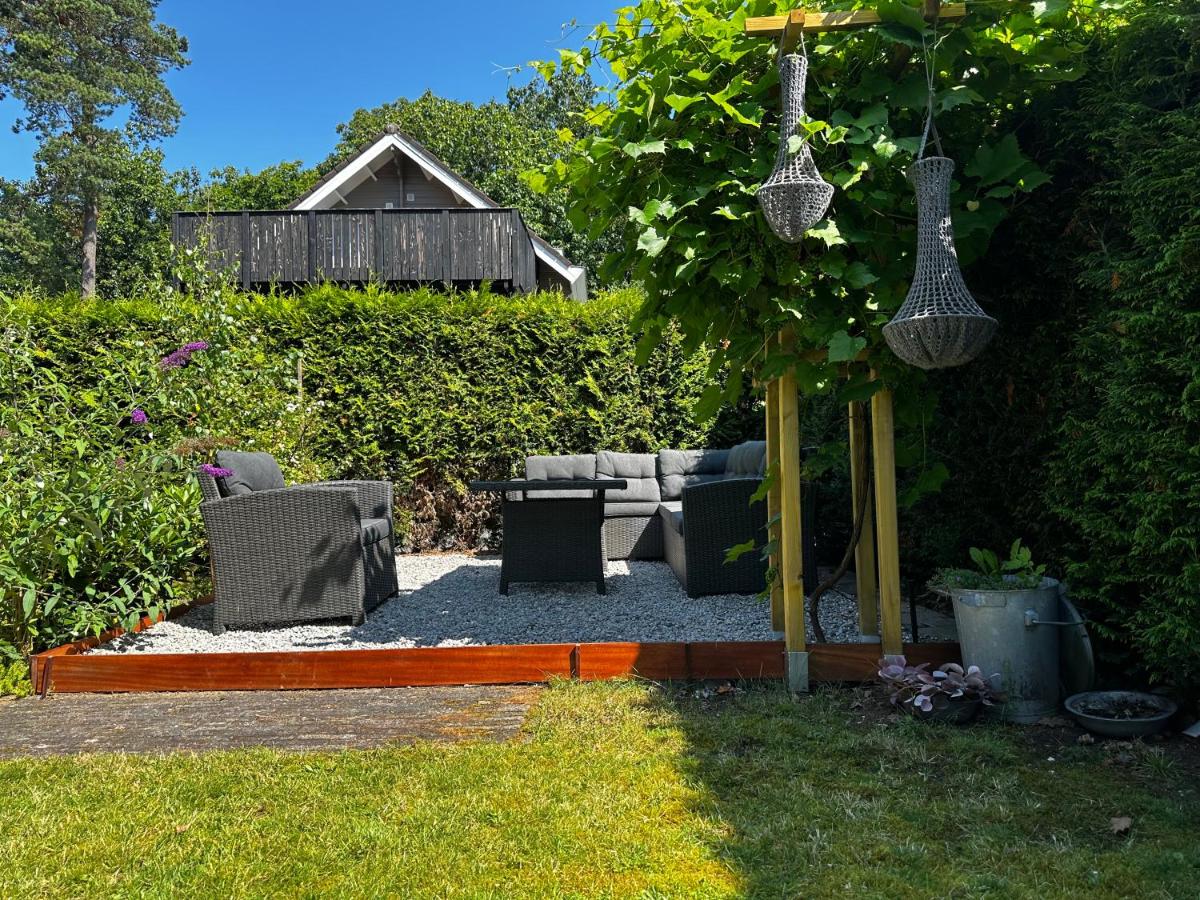 Dubbele chalet op recreatiepark Topparken op de Veluwe in Beekbergen met grote vrije tuin en eigen parkeerplaats - Housity