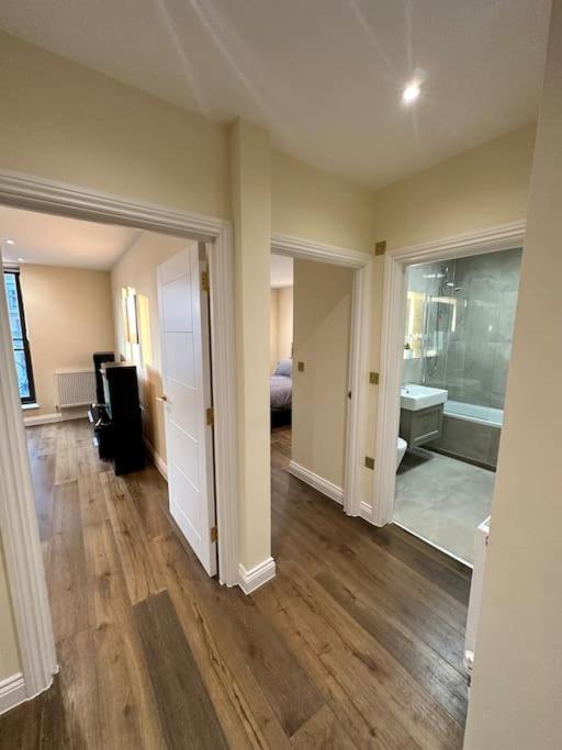 Stylish Riverside Apartment - Housity
