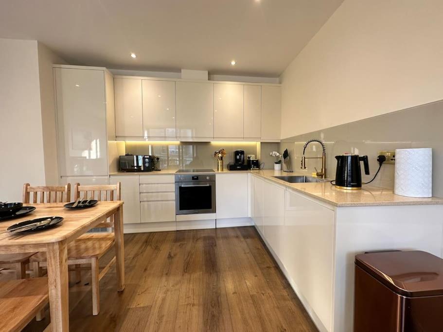 Stylish Riverside Apartment - Housity