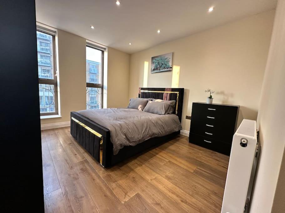 Stylish Riverside Apartment - Housity