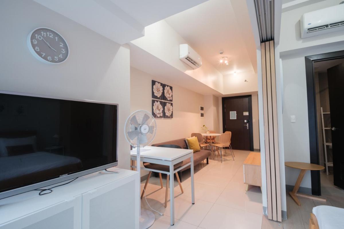 Uptown BGC Luxury 1br Suite with Fast Wifi - Housity
