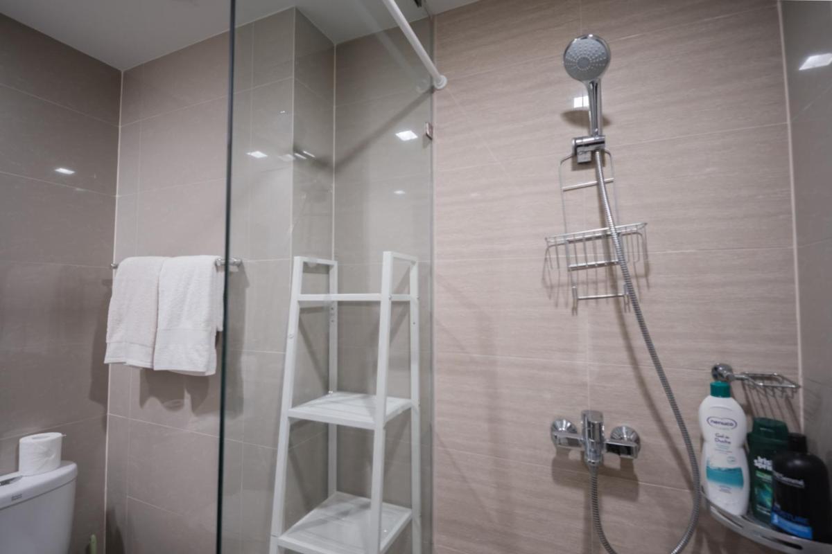 Uptown BGC Luxury 1br Suite with Fast Wifi - Housity