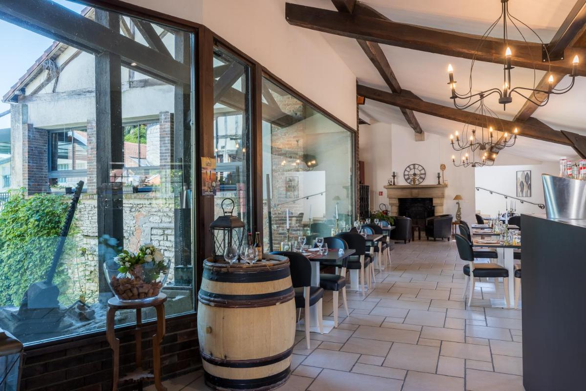 Coin salon dans l'établissement Le Moulin Du Landion Hôtel et Spa