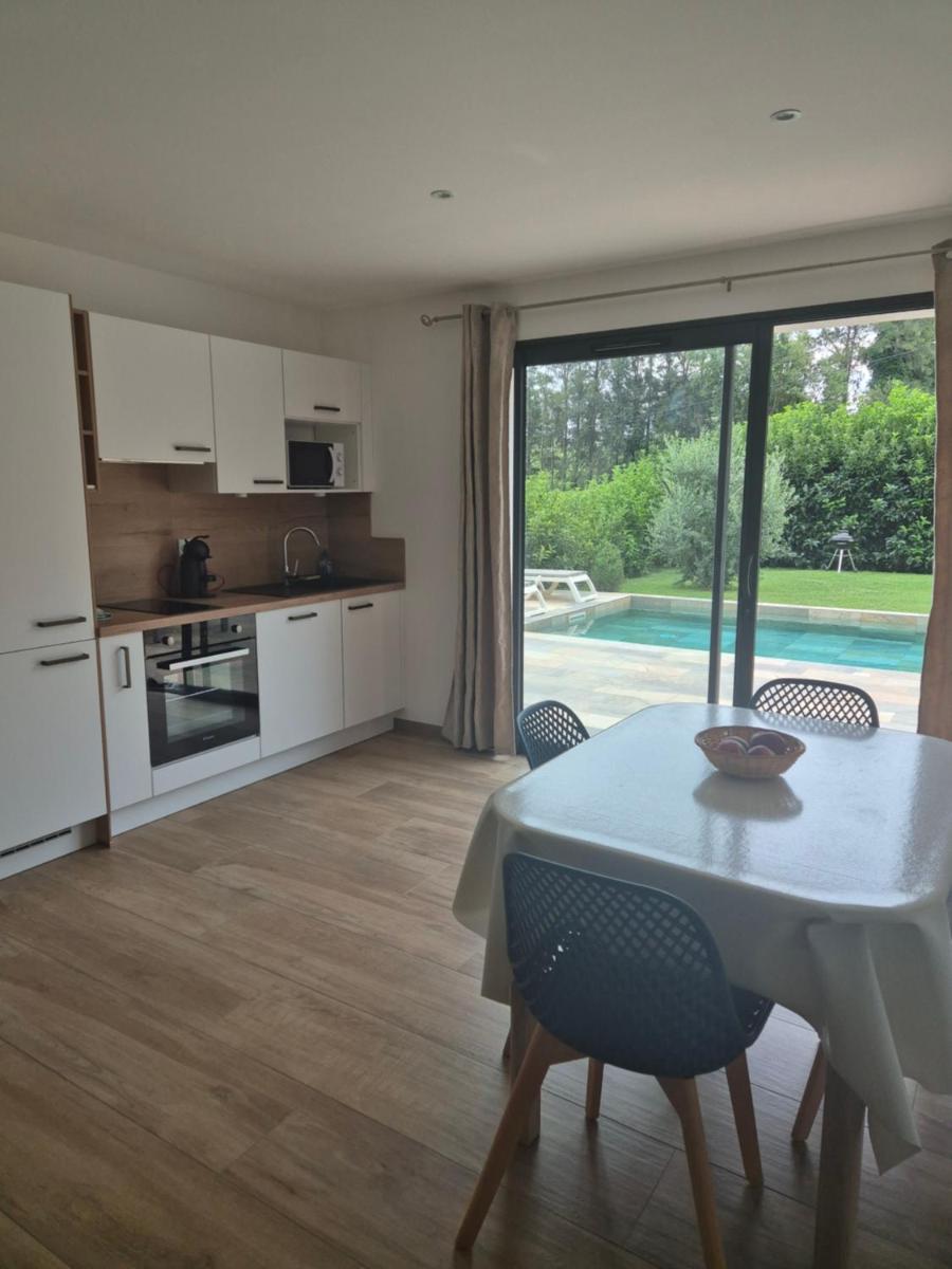 Rez de villa avec piscine privée, wifi, jardin clôturé - Housity