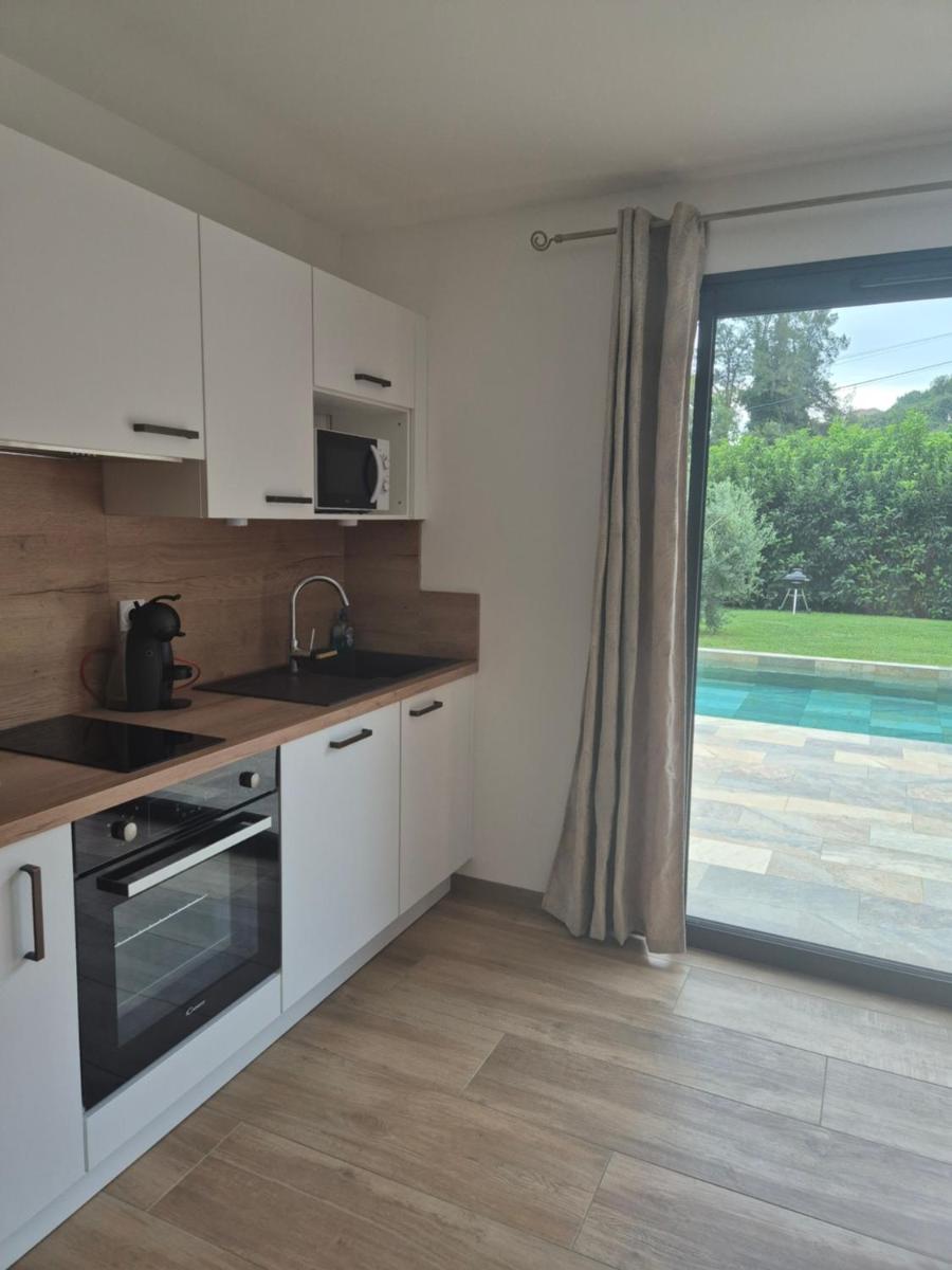 Rez de villa avec piscine privée, wifi, jardin clôturé - Housity