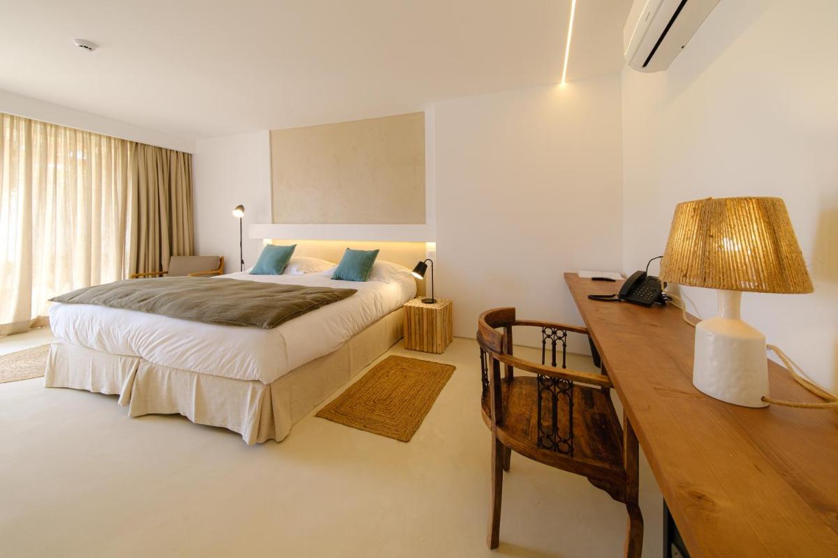 um quarto com uma cama e uma escrivaninha com um abajur em Sorraia Hotel Rural em Santa Justa