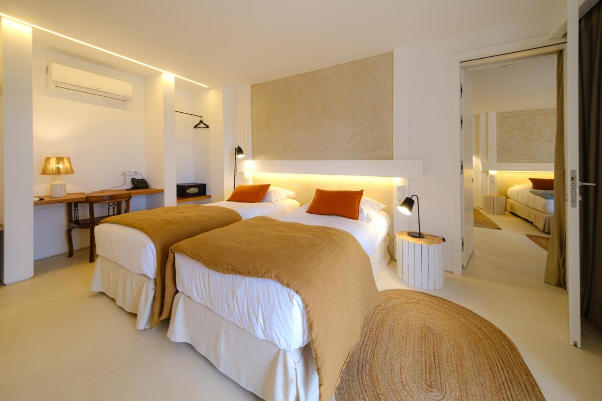 um quarto de hotel com duas camas e uma escrivaninha em Sorraia Hotel Rural em Santa Justa mais 74 fotografias