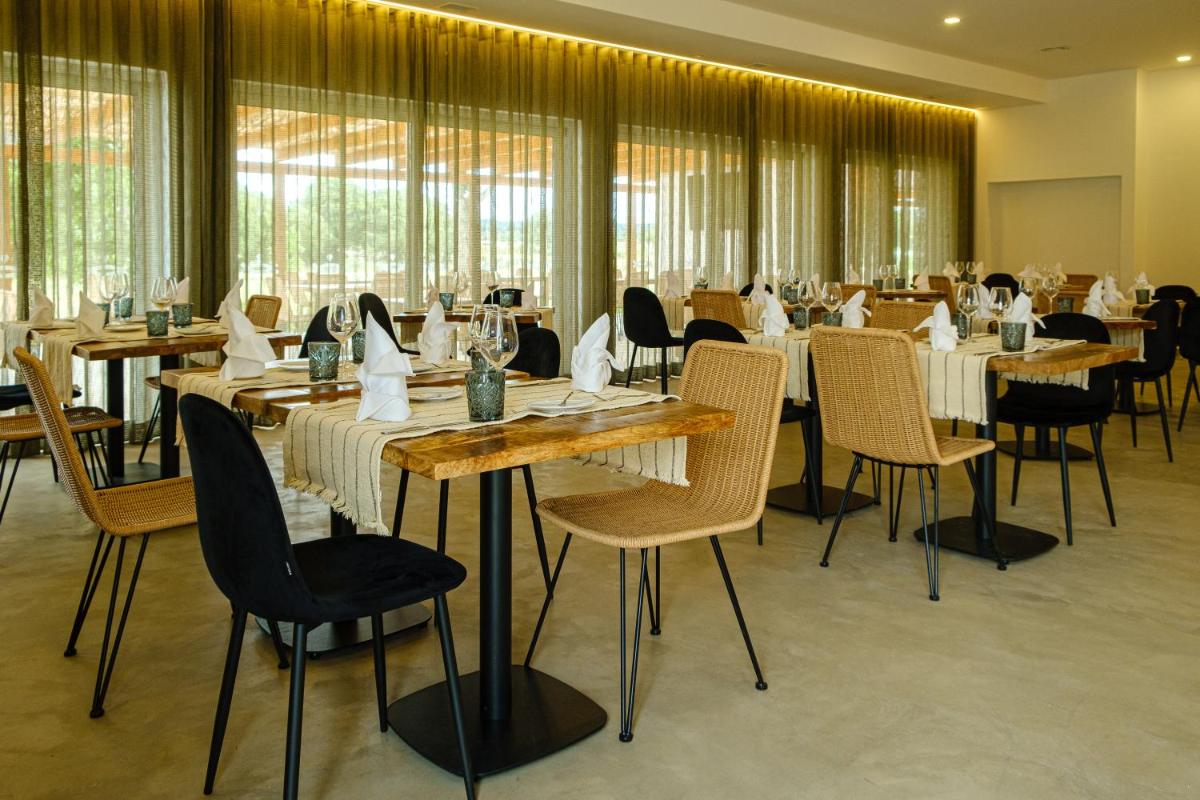 Um restaurante ou outro lugar para comer em Sorraia Hotel Rural