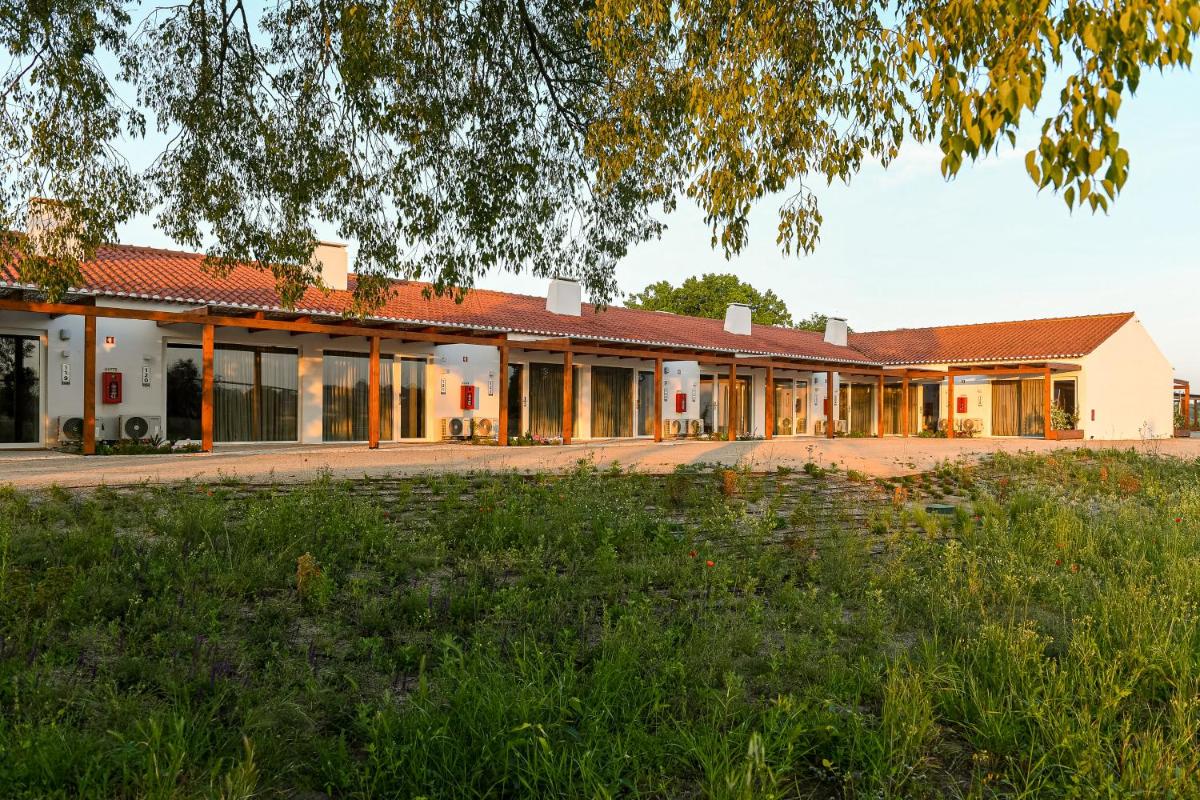 uma vista externa de um edifício em Sorraia Hotel Rural em Santa Justa