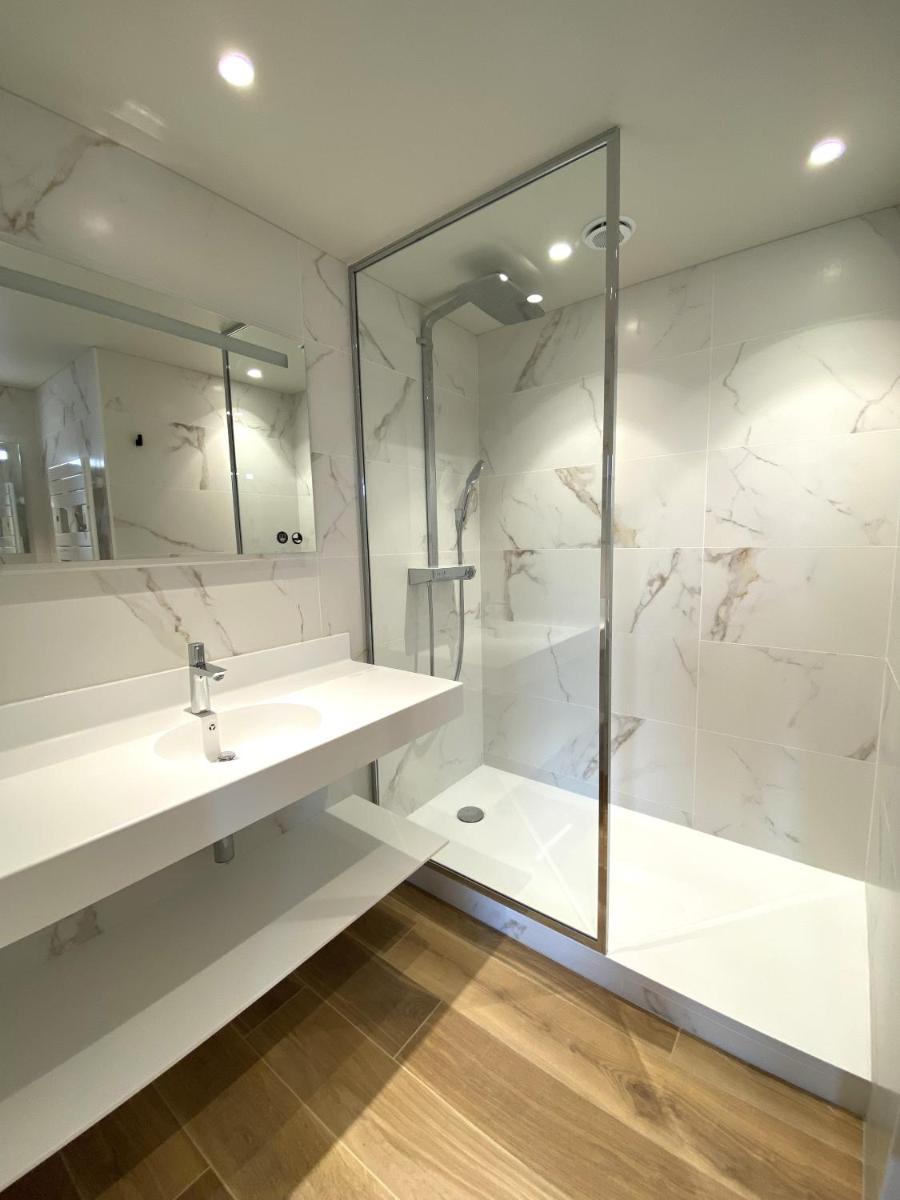 Salle de bains dans l'établissement Brit Hotel Piscine & Spa - Fougères