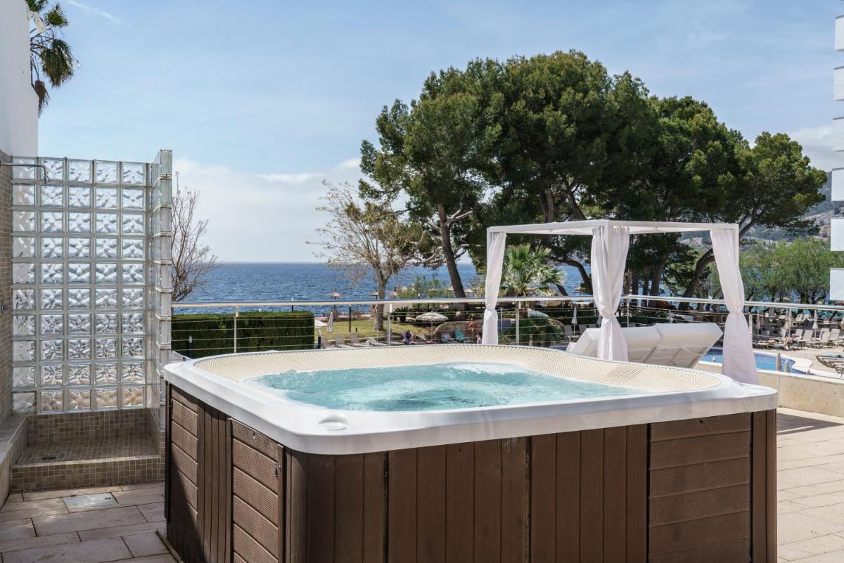 un jacuzzi en un patio junto al océano en Alua Gran Camp de Mar, en Camp de Mar 55 fotos más