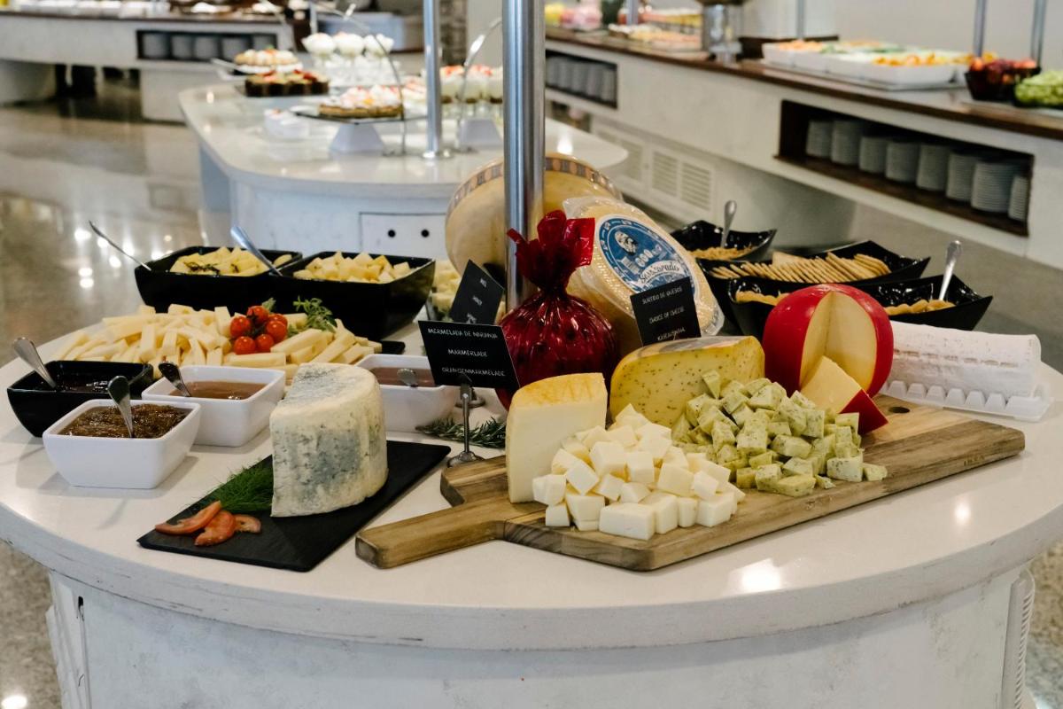 Comida en o cerca de este hotel