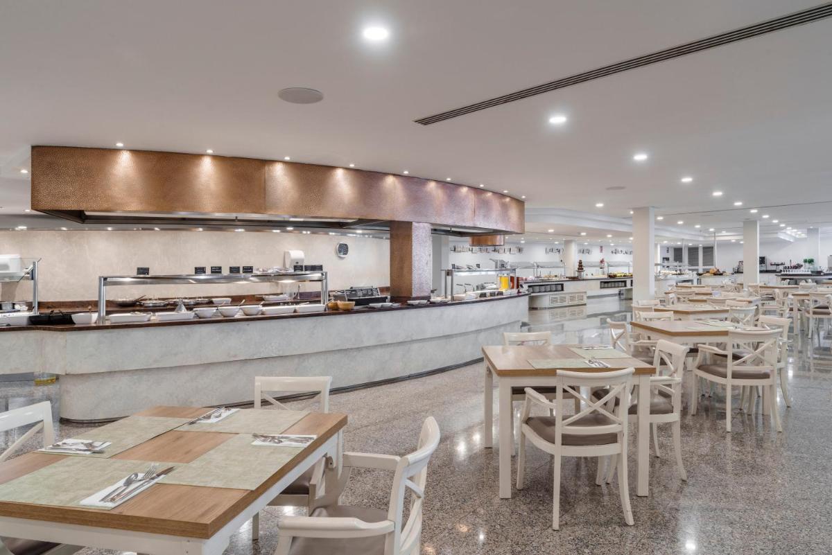 Un restaurante o sitio para comer en Alua Gran Camp de Mar