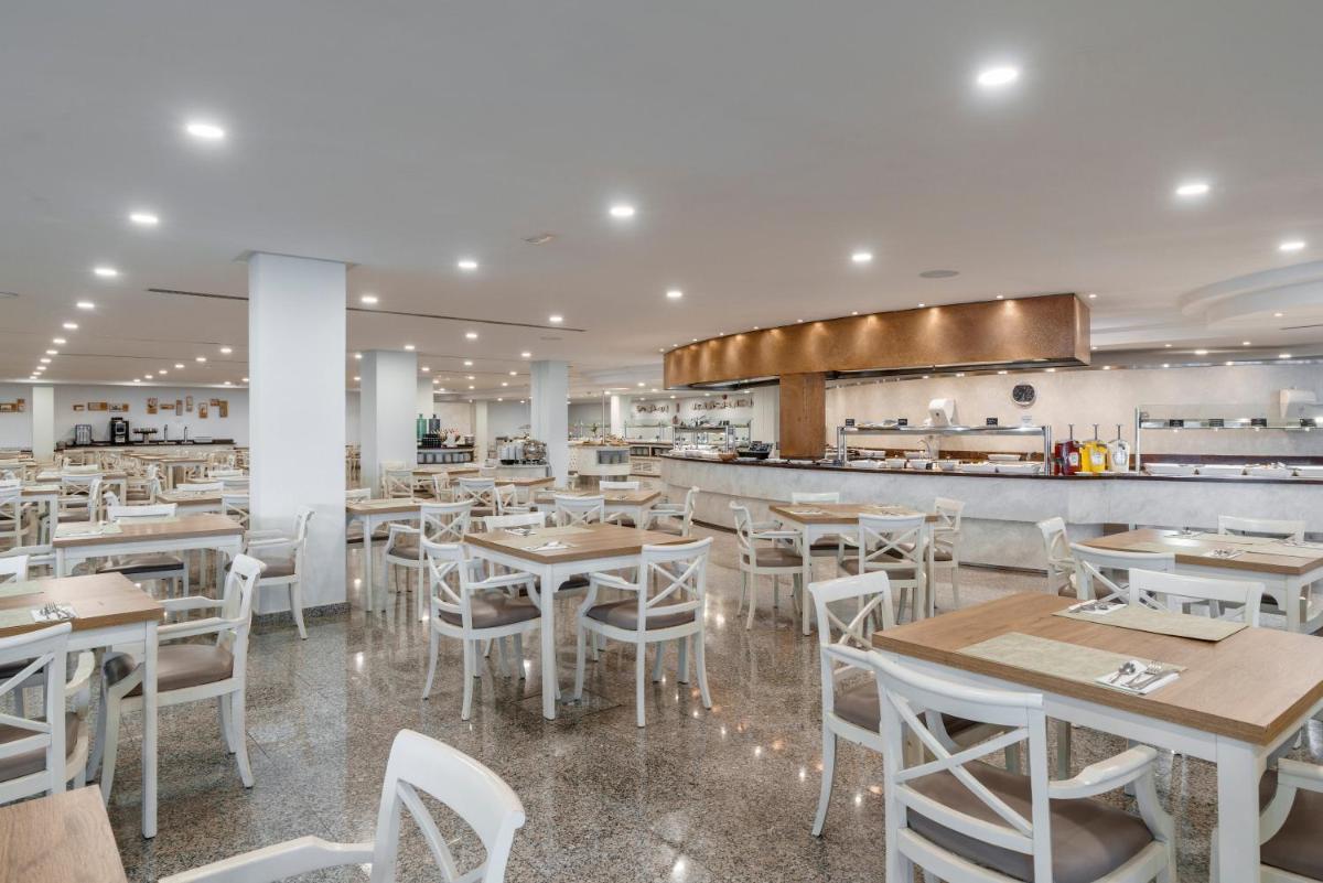 Un restaurante o sitio para comer en Alua Gran Camp de Mar
