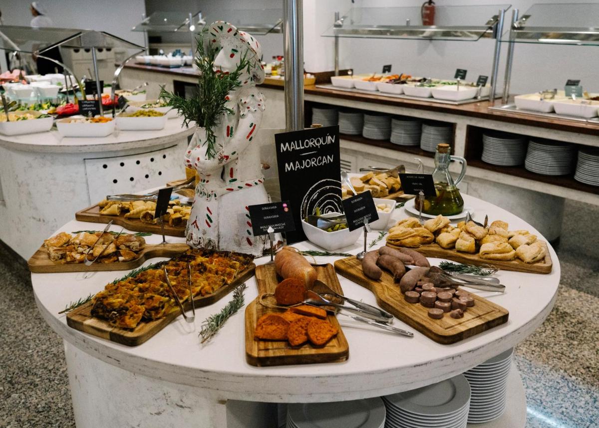 Comida en o cerca de este hotel