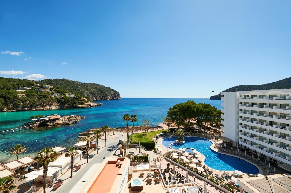 - Vistas a un complejo con playa y al océano en Alua Gran Camp de Mar, en Camp de Mar