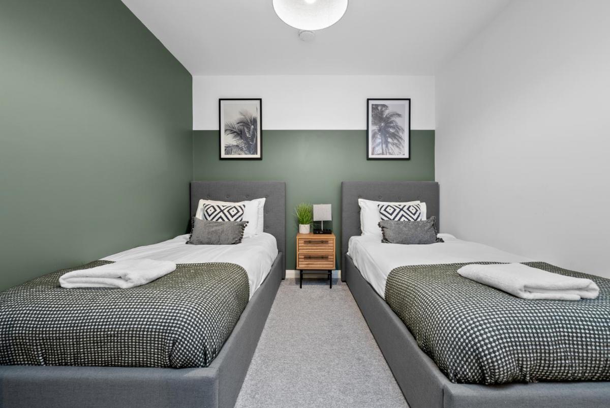 Glevum Lodge - 2 Bedroom Town Centre Apartment - Housity