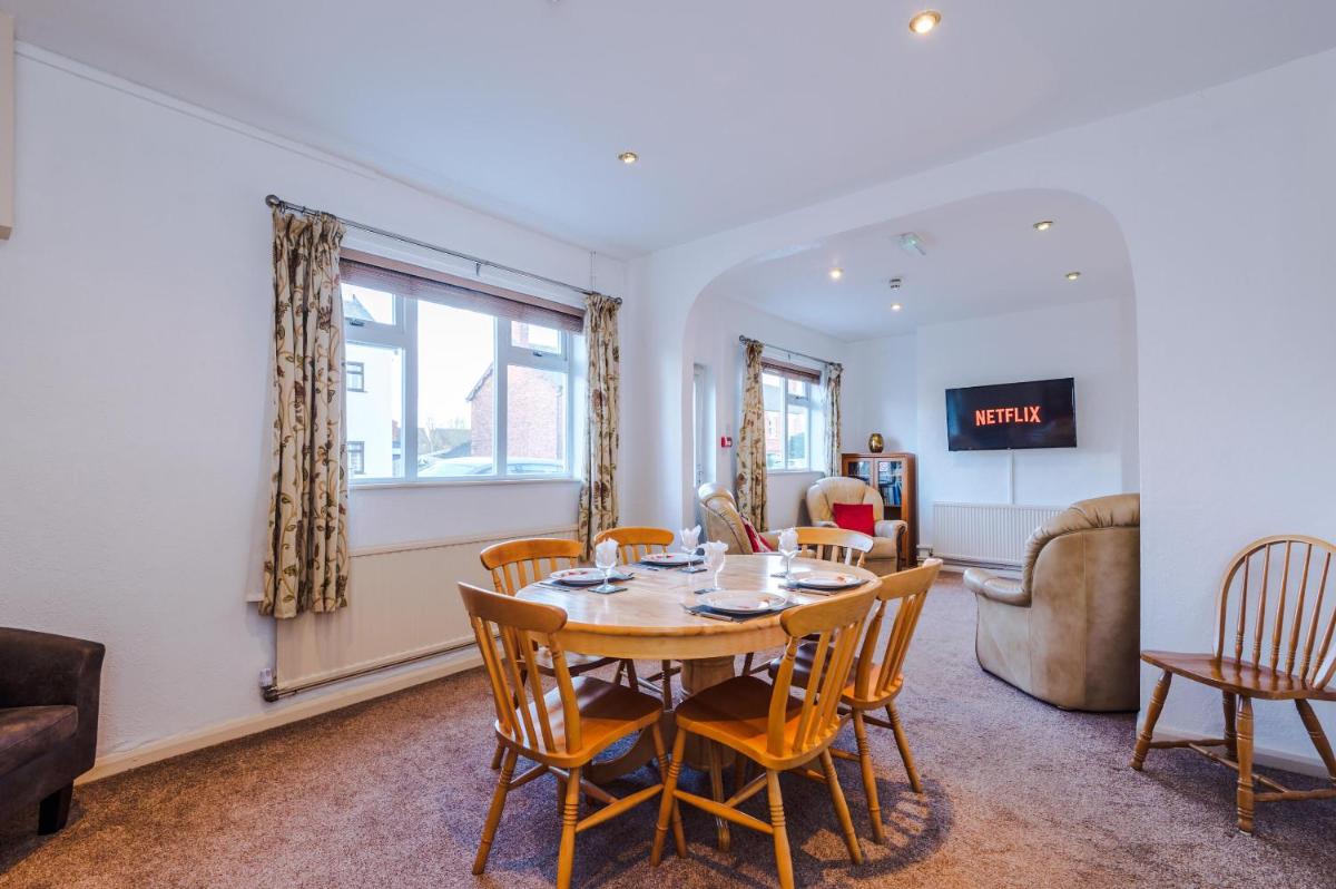 Professional Contractor's Retreat, Superfast WIFI, FREE Van Parking CCTV - Housity