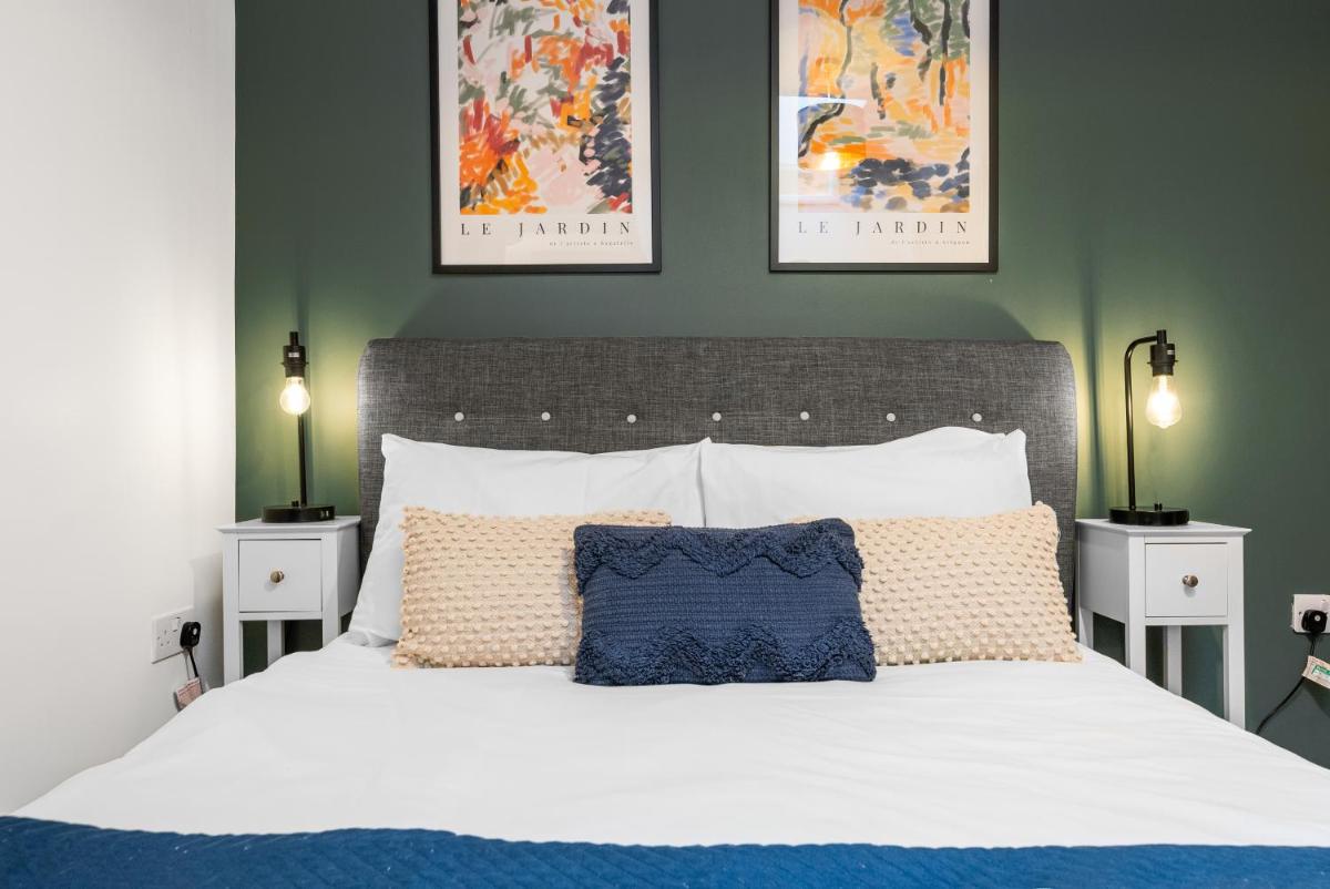 Glevum Lodge - 2 Bedroom Town Centre Apartment - Housity