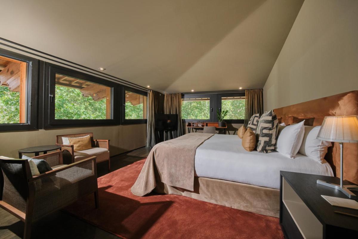 Un dormitorio con una cama grande y un escritorio. en Hotel Can Alomar, en Palma de Mallorca