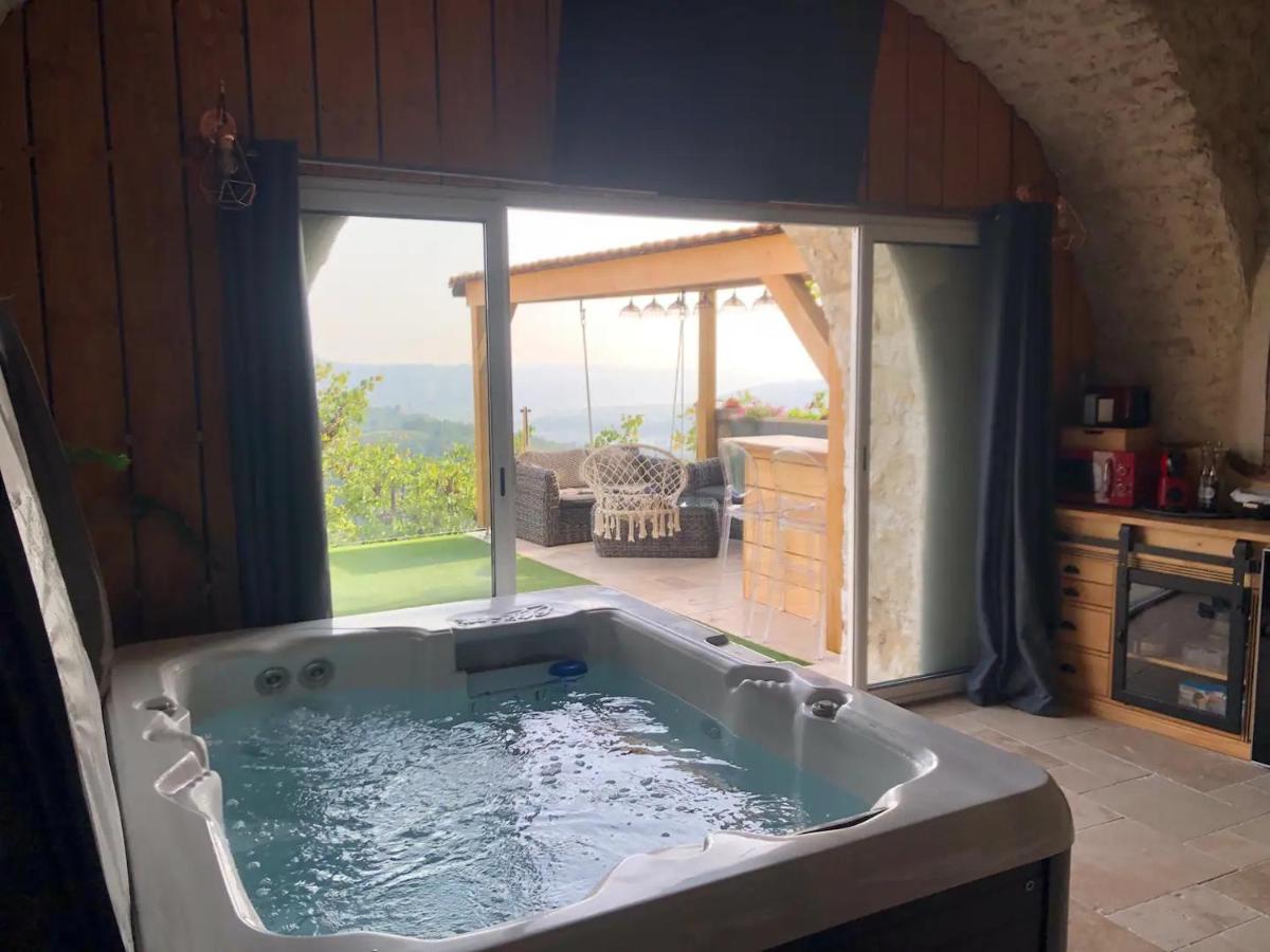 Nuit insolite avec jacuzzi privatif et piscine - Housity