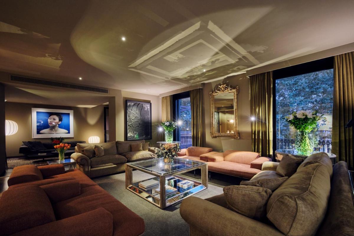Una gran sala de estar con sofás y una mesa. en Hotel Can Alomar, en Palma de Mallorca