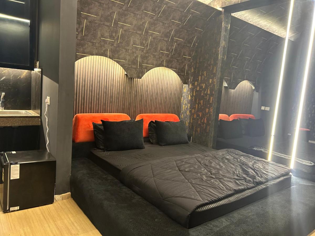 Shades of black - Housity