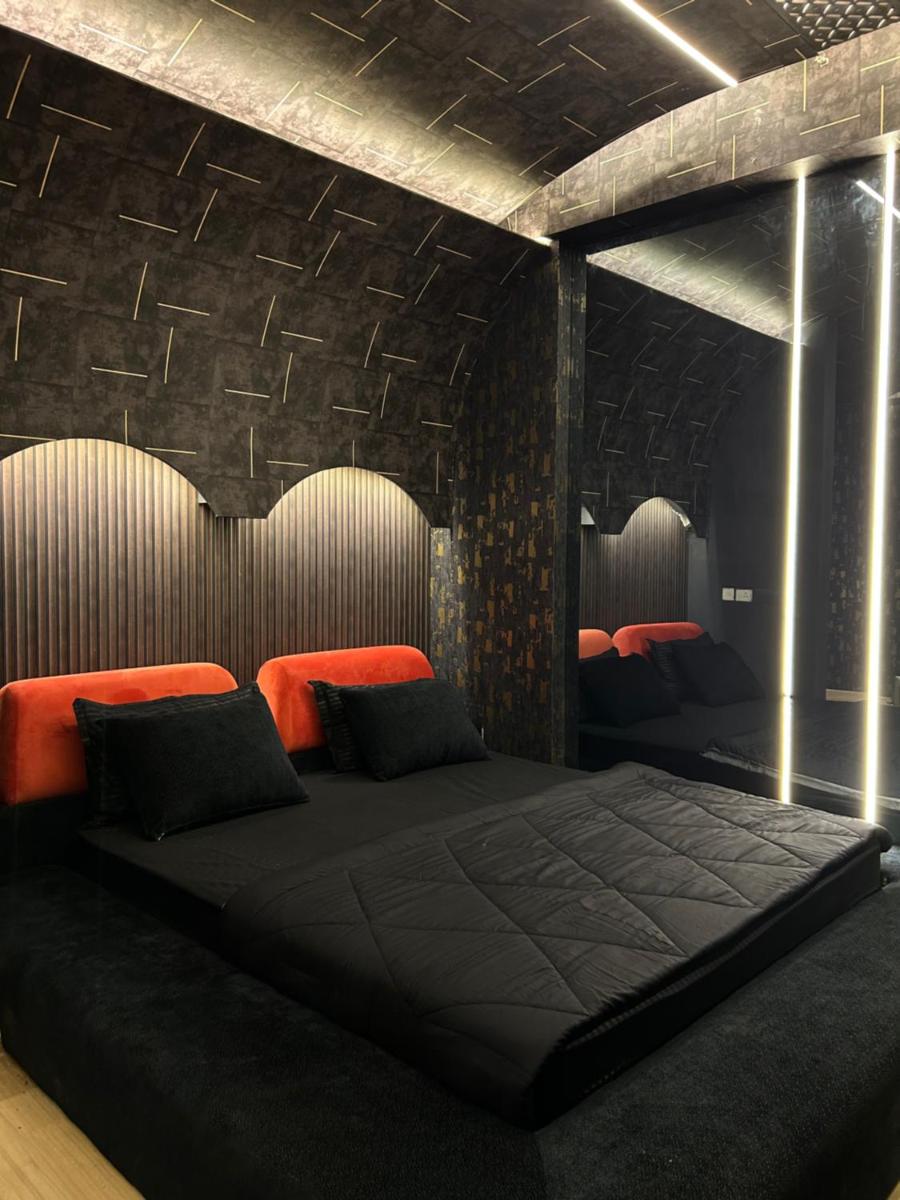 Shades of black - Housity