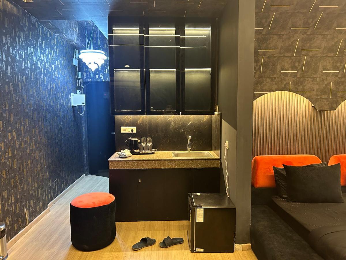 Shades of black - Housity