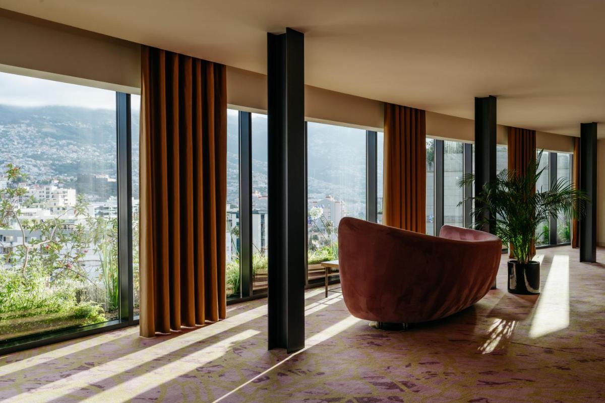 Uma vista geral da montanha ou uma vista da montanha a partir do hotel
