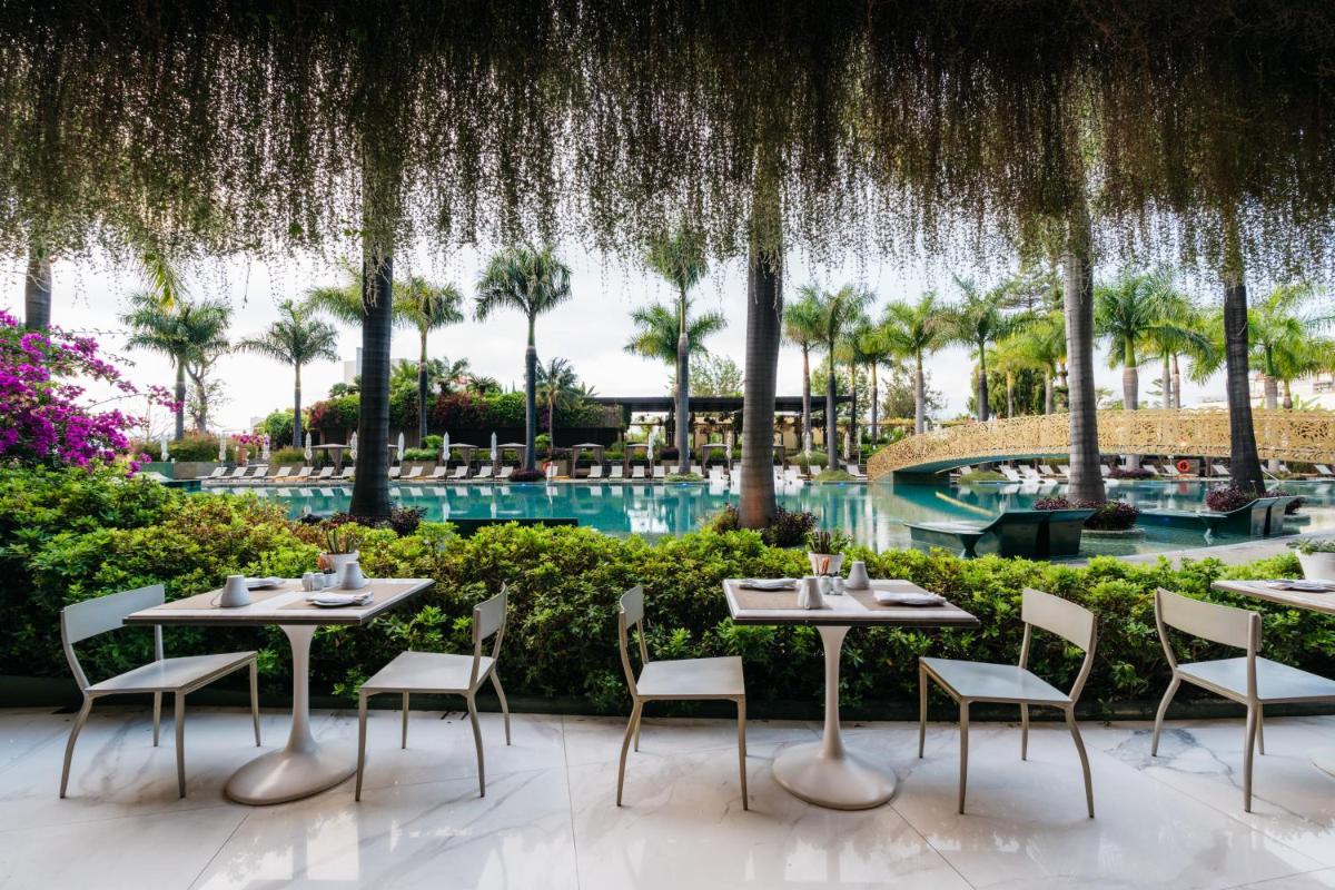 Um jardim no exterior de Savoy Palace - The Leading Hotels of the World - Savoy Signature
