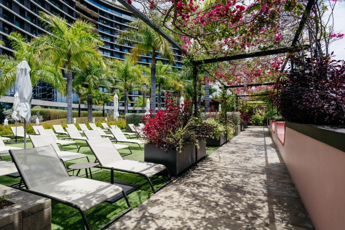 Um jardim no exterior de Savoy Palace - The Leading Hotels of the World - Savoy Signature